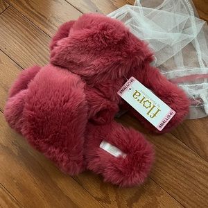Keep your feet cuddly and warm in this soft and fluffy house sandals. New in bag